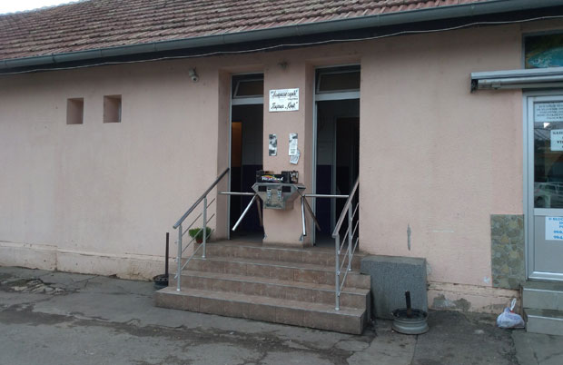 ПЛАТИ, ПА...: Ставили баријеру на вратима јавног тоалета (ФОТО) 